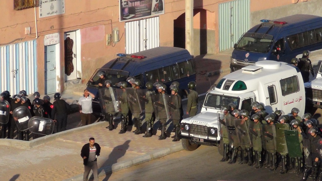 Poliser mot fredlig demonstration i El Auiún maj 2013. Foto: Anonym