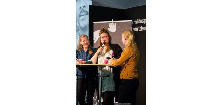 Kakan Hermansson och Julia Finér intervjuades av Kristin Ivarsson. Bild: Emmaus Björkå