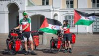 Sanna och Benjamin cyklar för Västsahara