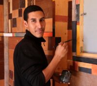 Västsaharisk multikonstnär från öknen på plats i Stockholm